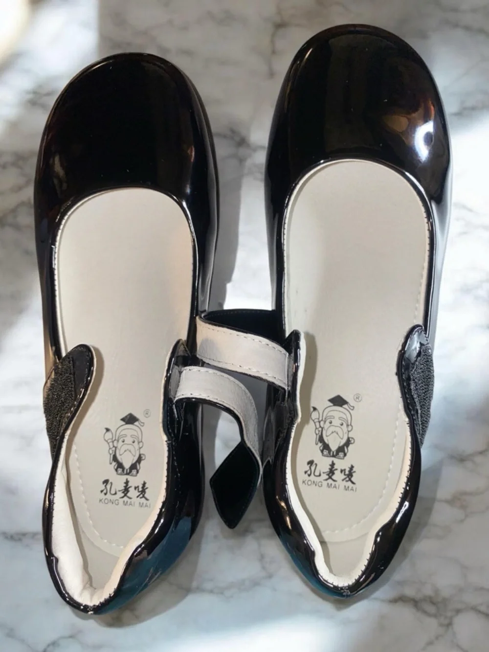 Kong Mai Mai  black patent leather Mary Jane shoes for girls uniform Sz 1.5